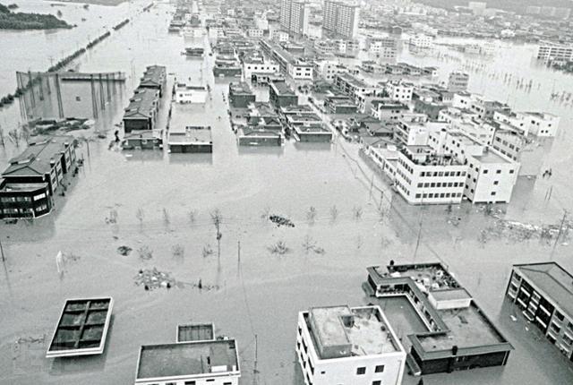 1984년 8월31일부터 9월4일까지 내린 집중폭우로 서울 대홍수가 발생했다. 한강물이 역류해 건물 2만채가 침수되고 9만명이 긴급대피했다. 전국에서 사망 189명, 실종 150명, 부상 103명, 재산피해 2,502억원, 이재민 23만명이 발생했다. 사진은 서울 성내동 일대가 물에 잠겨있는 모습. 김용일 기자. [한국일보 자료사진]