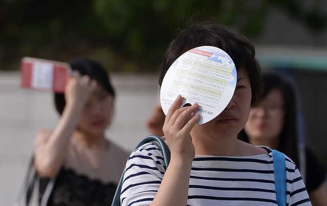 폭염경보가 내려진 가운데 열사병으로 목숨을 잃는 사람이 나왔다. 한낮에는 되도록 외출을 삼가는 것이 좋다. 한국일보 자료사진