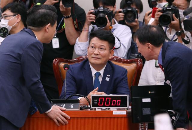 국회 외통위 송영길 위원장, 여당 간사인 더불어민주당 김영호 의원, 야당 간사인 미래통합당 김석기 의원이 지난달 23일 서울 여의도 국회에서 열린 외교통일위원회의 국무위원후보자 인사청문회에서 대화를 나누고 있다. 뉴시스