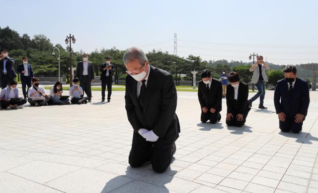 김종인 미래통합당 비상대책위원장이 19일 오전 광주 북구 국립 5ㆍ18 민주묘지에서 무릎을 꿇고 참배하고 있다. 광주=뉴스1