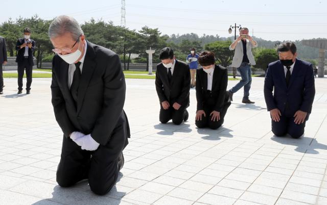 김종인 미래통합당 비상대책위원장이 19일 오전 광주 북구 운정동 국립5·18민주묘지를 찾아 오월 영령 앞에 무릎을 꿇고 참배하고 있다. 뉴시스