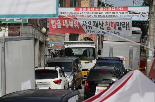 19일 서울 성북구 사랑제일교회로 가는 길목이 주차된 차량으로 막혀 있다. 뉴시스