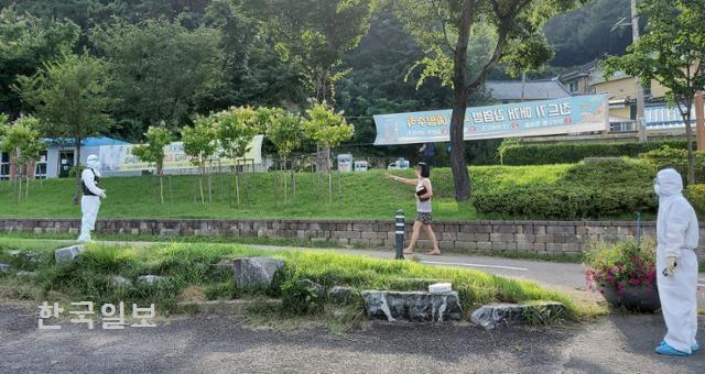 경북 포항에서 병원 이송 직전 도주한 신종 코로나바이러스 감염증 환자가 17일 포항의 한 공원에서 발견된 후 항의하며 경찰과 대치하고 있다. 한국일보 자료사진 (무단전재 및 재배포 금지)