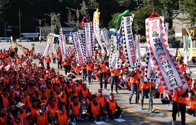 2018년 10월 강원 삼척시 도계읍사무소 앞 도로에서 열린 도계살리기 범시민 투쟁 결의대회에 참석한 투쟁위원단이 정부에 석탄산업 지원을 요구하고 있다. 삼척시 제공