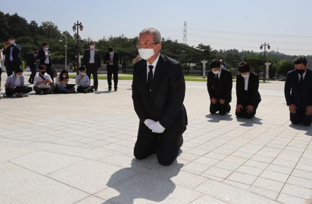 김종인 미래통합당 비상대책위원장이 19일 오전 광주 북구 국립5·18민주묘지에서 무릎 꿇고 참배하고 있다. 뉴스1