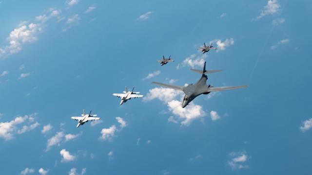 지난 17일 미국의 폭격기 B-1B가 주일 미 공군 F-15C, 미 해군 F/A-18 슈퍼호넷, 미 해병대 F-35B 호위를 받으며 한반도 근해를 비행하고 있다. 미 태평양공군홈페이지 제공. 연합뉴스