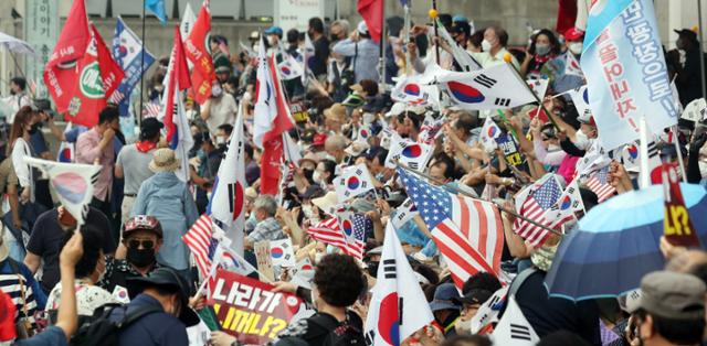 보수단체 회원들이 15일 서울 광화문 광장 일대에서 집회를 하고 있다. 뉴스1