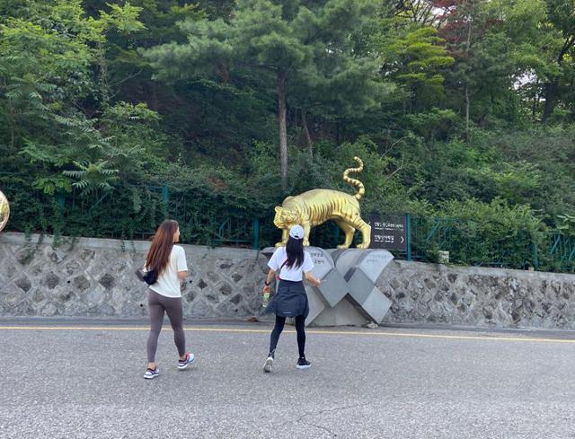 레깅스를 입은 여성 등산객들이 인왕산에 오르기 위해 준비하고 있다. 김예슬·임수빈 인턴기자