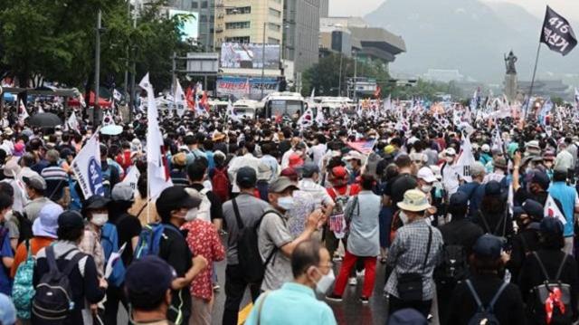 15일 서울 종로구 동화면세점 앞에서 '문재인 정권 부정부패·추미애 직권남용·민주당 지자체장 성추행 규탄 집회'가 열리고 있다. 연합뉴스