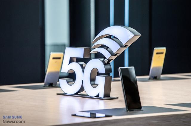 휴대전화 매장에 5G 스마트폰이 진열되어 있다. 삼성전자 제공