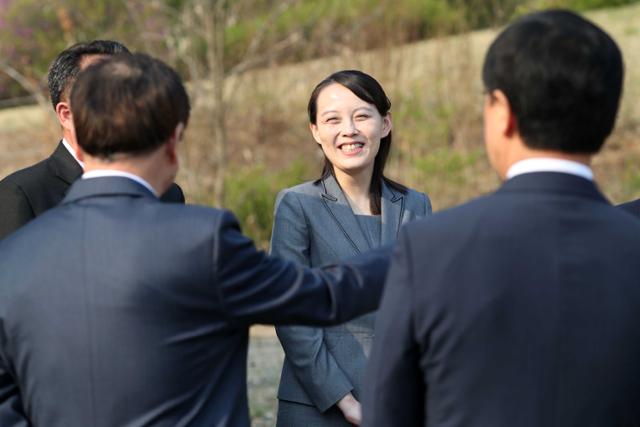 김여정 북한 노동당 제1부부장이 2018년 4월 27일 남북정상회담이 열린 판문점에서 양국정상의 식수 행사를 마치고 남측 수행원들과 웃으며 대화하고 있다. 고영권 기자