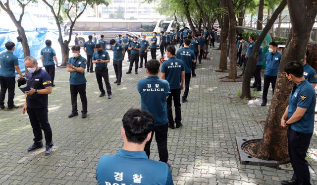 15일 서울 도심에서 열린 집회에서 질서유지를 담당했던 경찰 관계자 등이 19일 서울 중구 서울지방경찰청 기동본부에 차려진 선별진료소에서 코로나19 검사를 받기위해 대기하고 있다. 연합뉴스