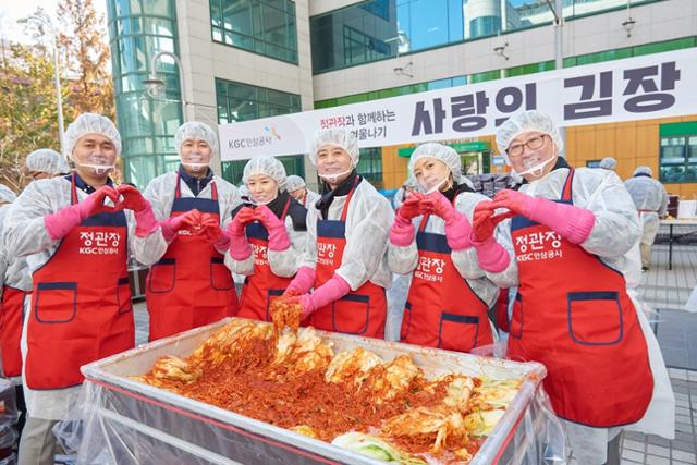 지난해 11월 서울 중랑구청에서 KGC인삼공사 봉사단과 가맹점주, 인삼 재배 농민들이 ‘사랑의 김장 나눔 행사’ 를 벌이고 있다. KGC인삼공사 제공