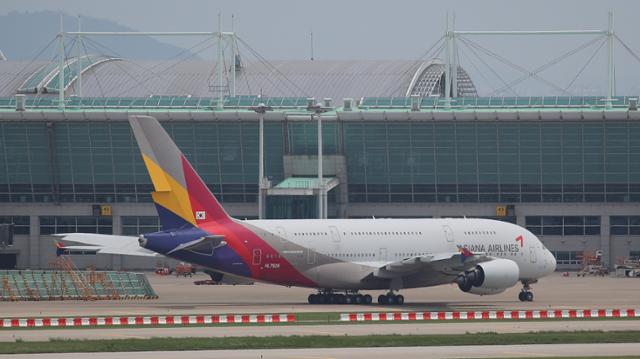 인천국제공항 1터미널에 아시아나항공 소속 항공기가 계류하고 있다. 연합뉴스