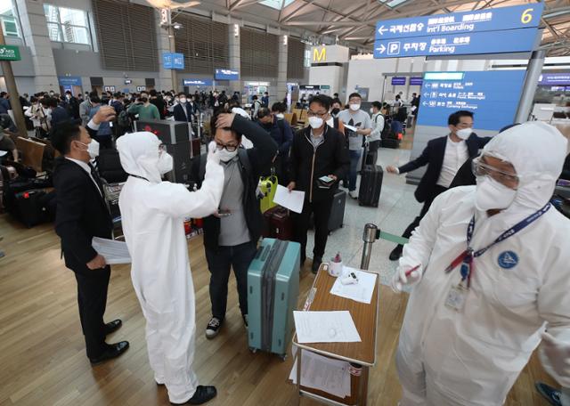 삼성 협력사 임직원들이 지난 5월 인천국제공항에서 '패스트트랙'에 따라 중국 톈진으로 향하는 전세기를 타기 탑승 수속을 밟고 있다. 영종도=연합뉴스