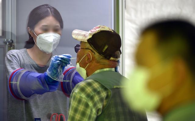 한 의료진이 19일 대구 달서구보건소 선별진료소에서 시민을 대상으로 신종 코로나바이러스 감염증 검체검사를 하고 있다. 뉴시스