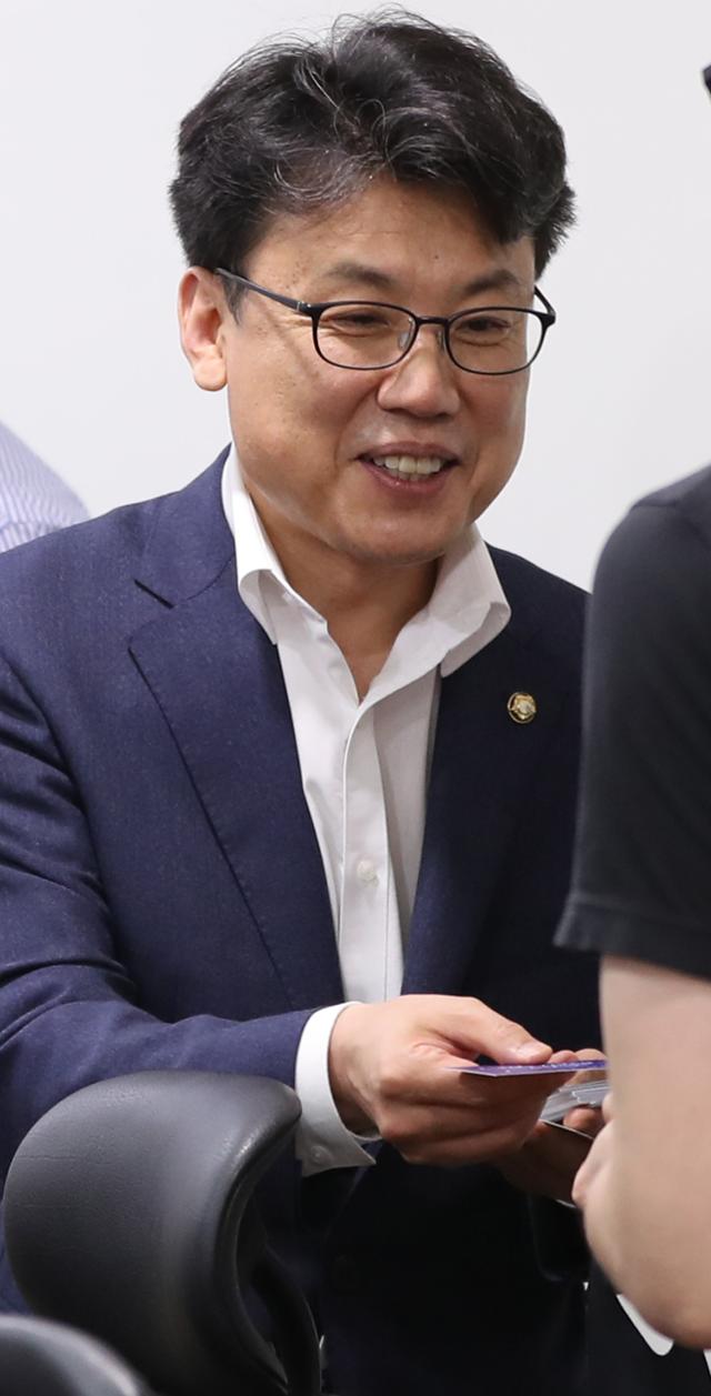 진성준 더불어민주당 의원이 5일 오후 국회 의원회관에서 열린 항공산업 재건과 경쟁력 강화방안 세미나에 참석하고 있다.연합뉴스