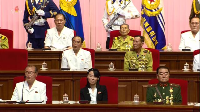 북한 전국노병대회에 참석한 리일환(앞줄 왼쪽부터) 노동당 선전선동부 부장과 김여정 당 제1부부장, 태종수 당 중앙위원회 위원의 모습. 조선중앙TV는 6·25전쟁 휴전 67주년이었던 지난 27일 평양 4·25문화회관에서 제6회 전국노병대회가 열렸다고 28일 보도했다. 조선중앙TV 화면 캡처 연합뉴스