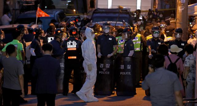 20일 오후 코로나19 확진자가 다수 발생한 서울 성북구 사랑제일교회에서 관계자 및 신도들과 경찰이 중대본의 역학조사 중 대치하고 있다. 연합뉴스