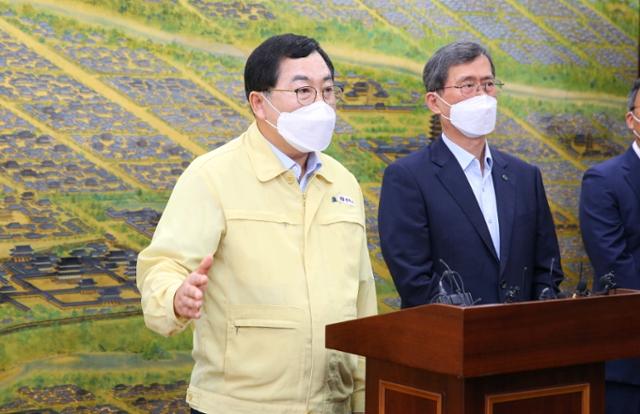 주낙영(왼쪽) 경주시장과 정재훈 한국수력원자력 사장이 21일 경주시청에서 월성원전 맥스터 증설 결정에 따른 후속 조치 방안을 발표하고 있다. 경주시 제공