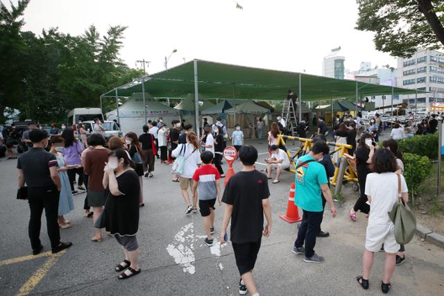 20일 오후 인천시 남동구 보건소 선별진료소에서 신종 코로나바이러스 감염증(코로나19) 검사를 받으려는 시민들이 대기하고 있다. 연합뉴스