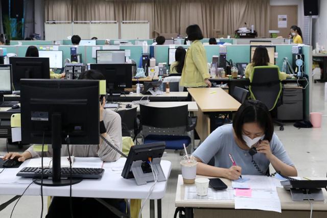 21일 오후 서울 성북구보건소에 마련된 성북구 코로나19 비상방역대책본부에서 직원들이 분주하게 역학조사 등 업무를 하고 있다. 뉴스1