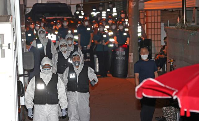 20일 오후 신종 코로나바이러스 감염증(코로나19) 확진자가 다수 발생한 서울 성북구 사랑제일교회에서 경찰 관계자들이 중대본의 역학조사 중 밖으로 나오고 있다. 연합뉴스