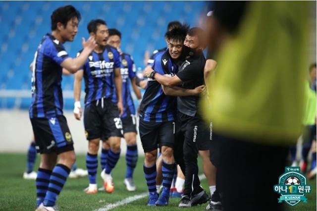 인천유나이티드 송시우가 결승 골을 넣은 뒤 조성환 감독과 함께 기뻐하고 있다. 프로축구연맹 제공.