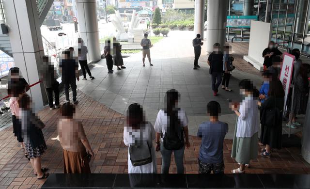 최근 강원 원주지역에서 코로나19 확진자가 무더기로 발생하자 21일 원주시보건소 선별진료소가 검사 대기자들로 붐비고 있다. 연합뉴스