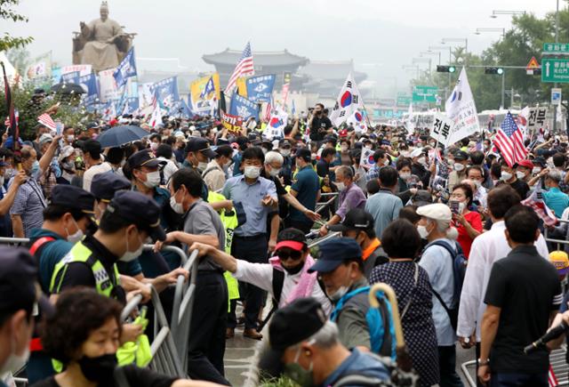 보수단체 집회 참가자들이 지난 15일 서울 종로구 광화문광장에서 8·15 국민대회 집회중 경찰이 세워놓은 바리게이트를 넘어 도로로 나오고 있다. 뉴시스