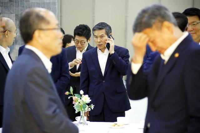 정경두 국방부 장관이 지난해 9월 10일 성북구 한국과학기술연구원(KIST)에서 열린 현장 국무회의 전 휴대폰으로 통화하고 있다. 연합뉴스