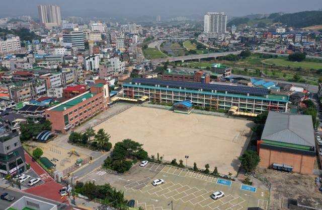 21일 강원 원주시 개운동 명륜초등학교가 임시 폐쇄돼 텅 비어있다. 이 학교는 병설유치원 교사가 이날 새벽 코로나19 확진 판정을 받아 2주 동안 온라인수업을 진행한다. 연합뉴스