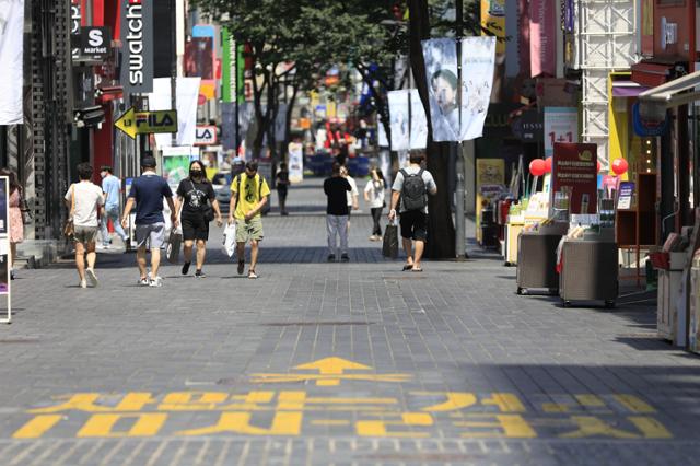 사회적 거리두기 2단계가 전국으로 확대된 23일 서울 중구 명동 거리가 한산한 모습을 보이고 있다. 뉴시스