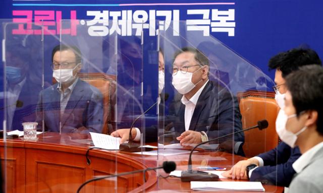 김태년 더불어민주당 원내대표가 21일 오전 국회에서 열린 최고위원회의에서 발언하고 있다. 민주당은 회의실을 감염 차단용 칸막이를 설치했다..2020.08.21 오대근 기자