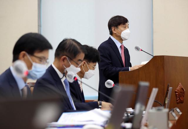 이주열 한국은행 총재가 24일 오전 서울 여의도 국회에서 열린 기획재정위원회 전체회의에 출석해 업무보고를 하고 있다. 오대근 기자