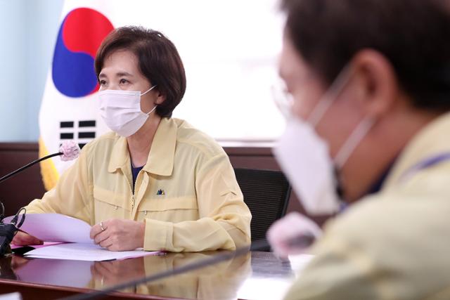 유은혜 부총리 겸 교육부장관이 24일 오후 서울 종로구 서울시교육청에서 열린 수도권 학교방역 강화를 위한 유관기관 점검회의에서 발언하고 있다. 이날 등교중지한 전국 학교 수는 1845개교를 기록, 5월 등교수업 개시 이래 최다를 기록했다. 뉴스1