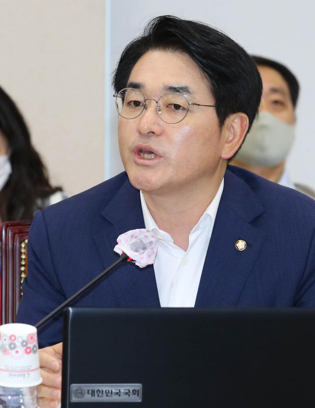 박용진 더불어민주당 의원이 지난달 29일 국회에서 열린 정무위원회 전체회의에 은성수 금융위원장에게 질의하고 있다. 뉴시스