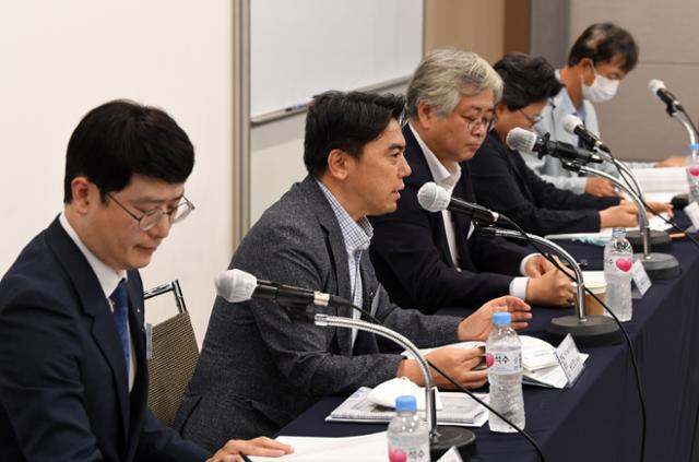 한국일보 주최로 '문재인 정부 부동산 정책, 진단과 해법' 관련 경제 토론회가 25일 오후 서울 중구 대한상공회의소 중회의실에서 열려 참석자들이 토론을 하고있다. 이번 토론회는 코로나19 재확산으로 실시간으로 인터넷 중계를 하고 무청중으로 진행했다.왼쪽부터 윤지해 부동산114 수석연구원, 송인호 KDI연구원, 심교언 건국대 부동산학과 교수, 최은영 한국도시연구소장, 임재만 세종대 부동산학과 교수. 홍인기 기자