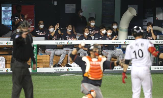 한화 선수들이 24일 잠실 LG전 더그아웃에서 마스크를 쓰고 앉아 있다. 뉴스1