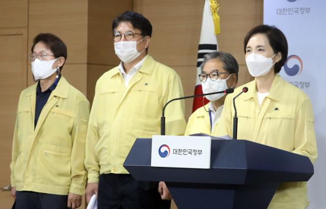 유은혜(오른쪽) 부총리 겸 교육부 장관이 25일 오전 서울 종로구 정부서울청사 합동브리핑실에서 조희연(왼쪽부터) 서울특별시교육감, 이재정 경기도교육감, 도성훈 인천광역시교육감과 함께 수도권 유초중고 원격수업 전환 등 수도권 사회적 거리두기 2단계 강력조치 방안 발표를 하고 있다. 뉴시스