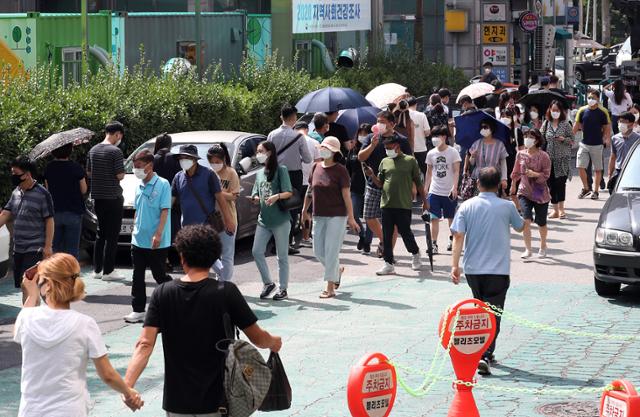 24일 오전 인천 서구보건소 선별진료소 주변에 신종 코로나바이러스 감염증(코로나19) 검사를 받으러온 시민들이 줄지어 서 있다. 뉴시스