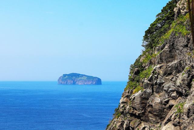 울릉도 행남해안산책로 언덕에서 바라다본 죽도와 푸른바다. 한국관광공사 제공