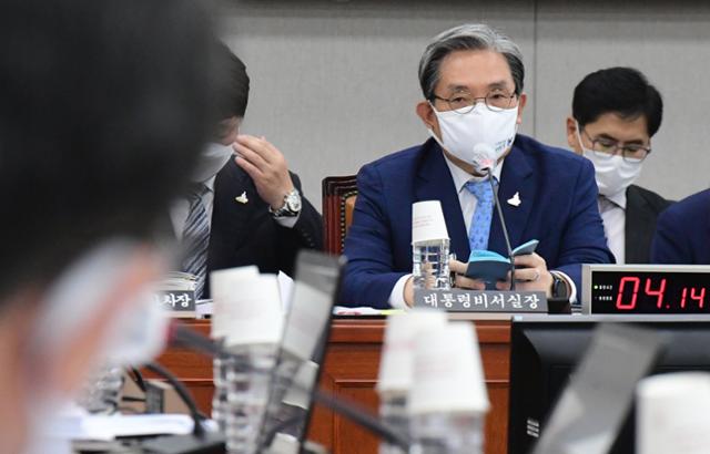 노영민 대통령 비서실장이 25일 국회에서 열린 운영위원회 전체회의에서 답변하고 있다. 뉴시스