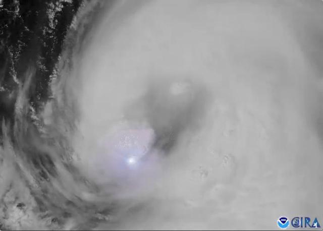 미국 해양대기국(NOAA)가 소셜미디어에 공개한 위성으로 촬영한 영상으로 25일 허리케인 '로라'에 번개가 치고 있다. NOAA ㆍ로이터 연합뉴스