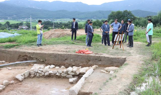 경주시가 청와대 석불좌상을 제자리에 옮기기 위해 문화재 관계자들과 도지동 소재 이거사터를 둘러보고 있다. 경주시 제공