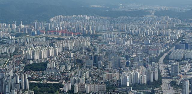 23일 서울 송파구 롯데월드타워 서울스카이에서 바라본 강남권 아파트단지. 뉴스1