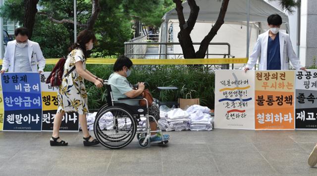 전국의사 2차 총파업 첫날인 26일 경기 수원시 아주대학교 병원에서 전공의들이 피켓을 들고 침묵시위를 하고 있다.정부는 이날 의대 정원 확대 정책 등에 반발하며 무기한 집단 휴진에 나선 수도권 전공의와 전임의들에게 업무개시 명령을 발동했다.뉴시스