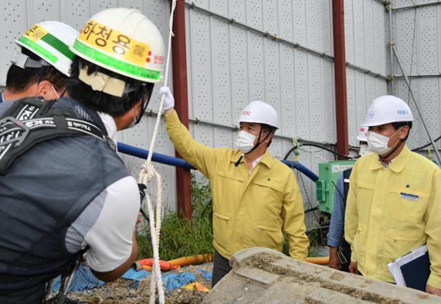 태풍 '바비' 북상으로 27일 수도권이 직접 영향권에 들 것으로 예보되자 서정협(사진 오른쪽 두 번째) 서울시 권한대행이 26일 오후 아현2구역 공사현장을 찾아 안전 상황을 점검하고 있다. 서울시 제공