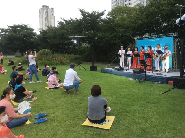 다사랑 예술단이 도청교 밑에 야외무대에서 '힘내요 대구, 모두의 힐링버스킹' 공연을 펼치고 있다. 대구문화재단 제공