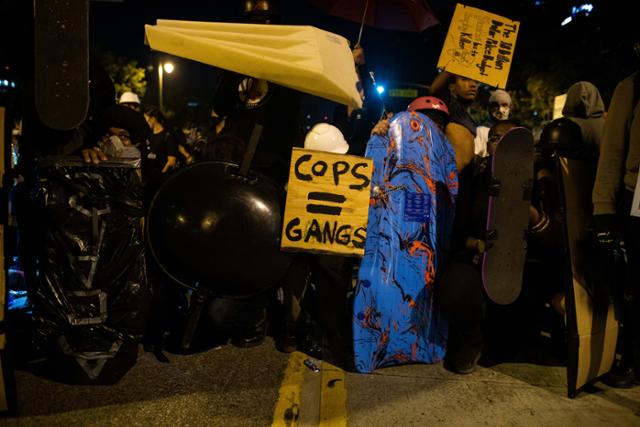 미국 위스콘신주 커노샤에서 경찰이 비무장 흑인을 총격한 사건이 발생한 이틀 만인 25일 캘리포니아주 로스앤젤레스에서 경찰의 폭력에 항의하는 시위가 열리고 있다. 로스앤젤레스=EPA 연합뉴스